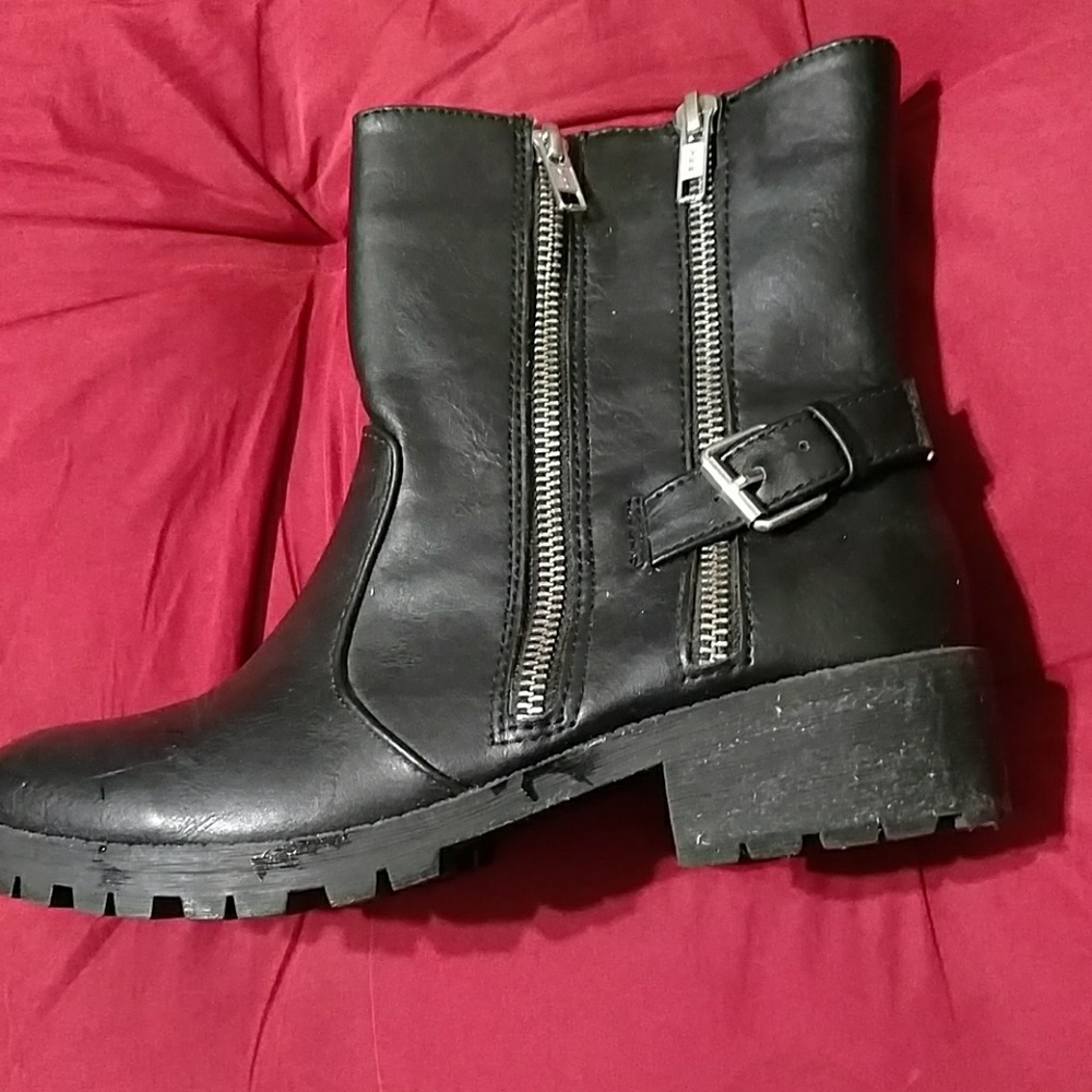 Boot - Picture 2 of 6